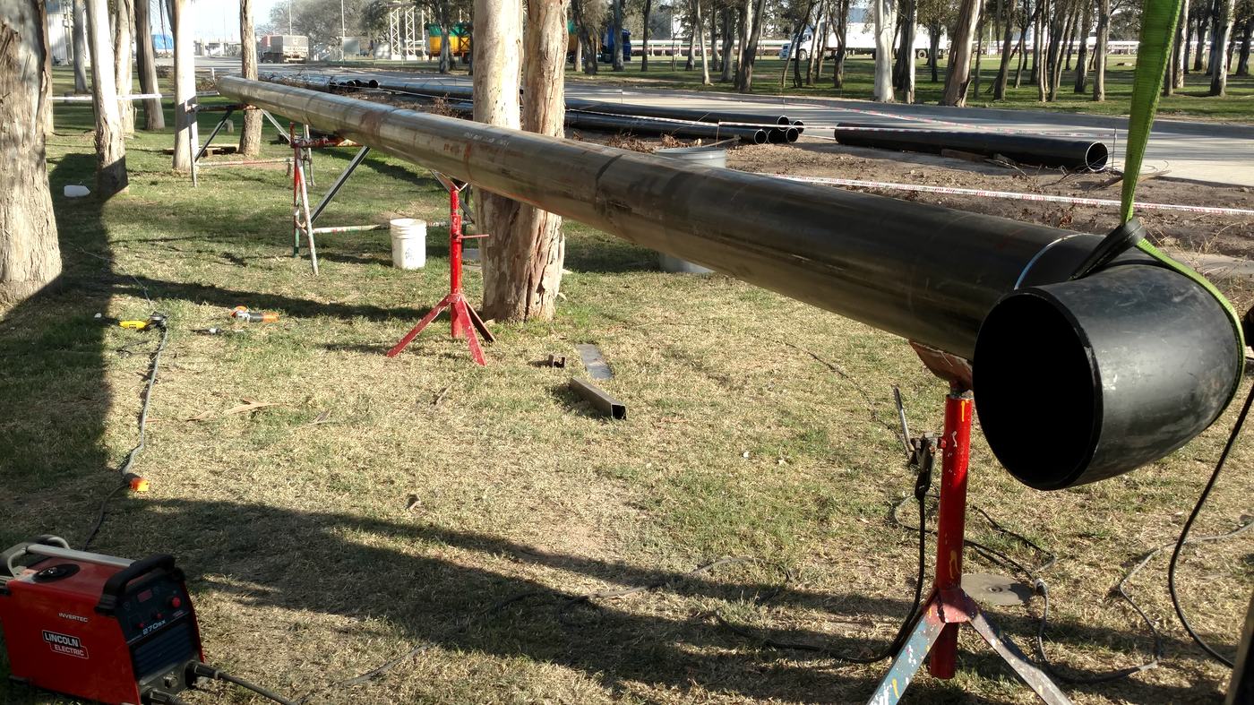 Prefabricado de cañería de gran diámetro sobre caballetes, en obrador y previo al montaje definitivo.