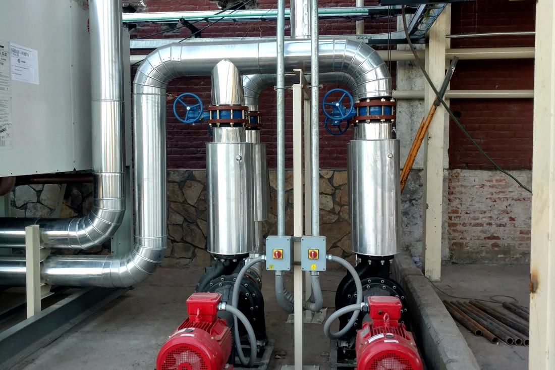 Bombas de circulación y cañería de agua con aislación y terminación en chapa.